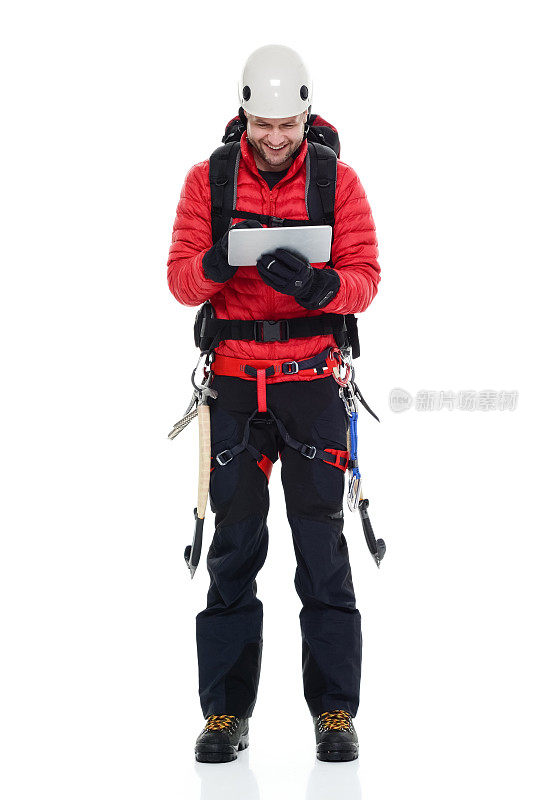男性攀冰者使用科技
