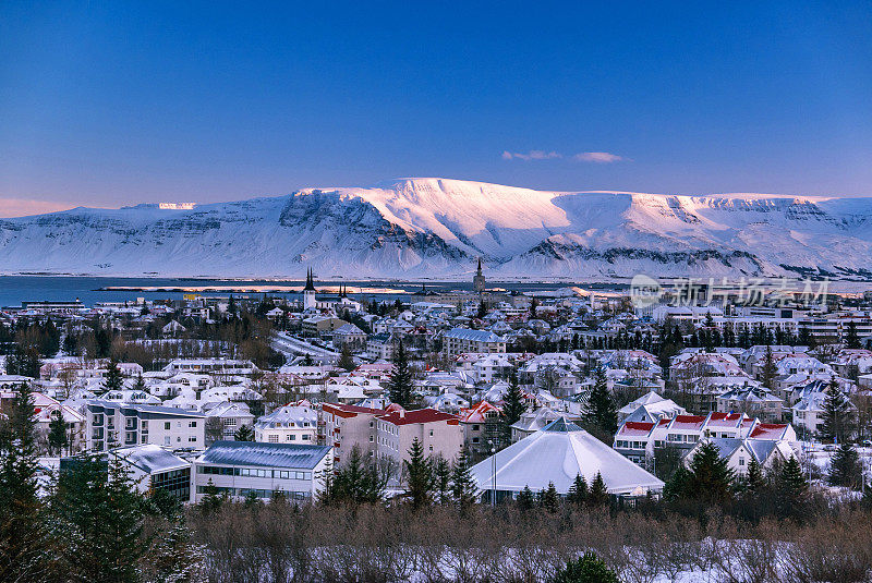 这是冰岛首都雷克雅未克冬天寒冷的早晨。