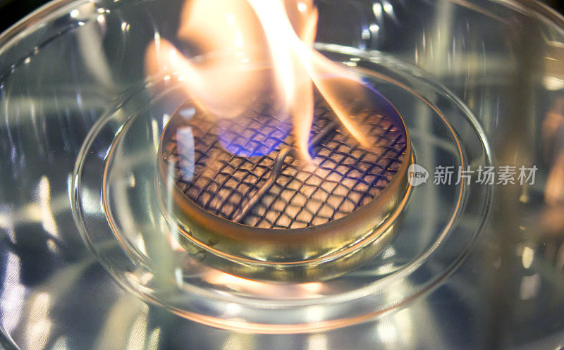 现代生物壁炉用乙醇气体。火焰煤气炉特写