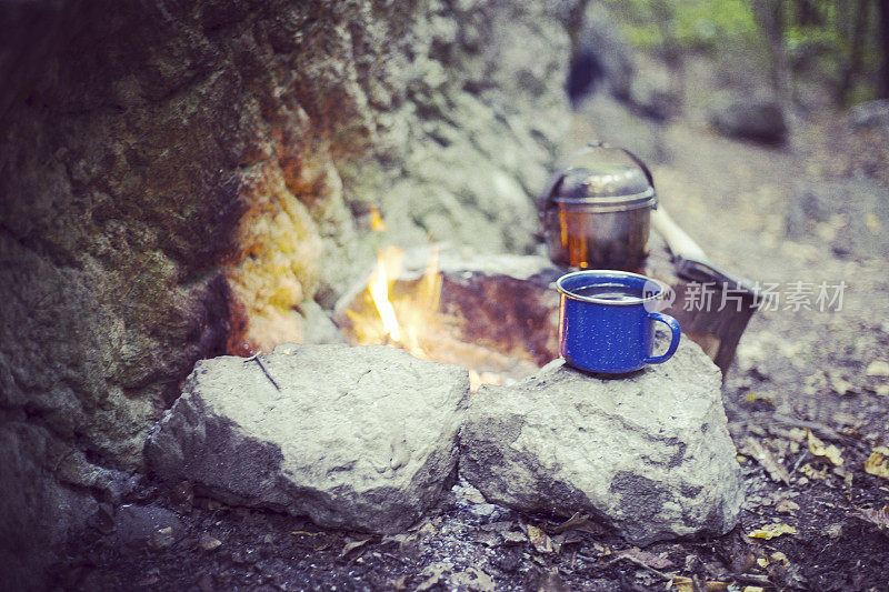 在山中露营准备早餐。