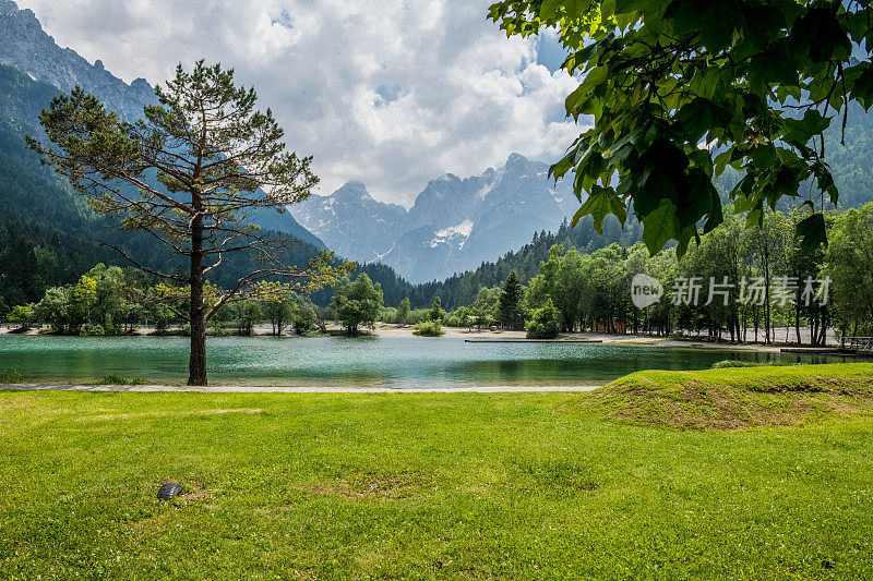 阿尔卑斯山的贾斯纳湖