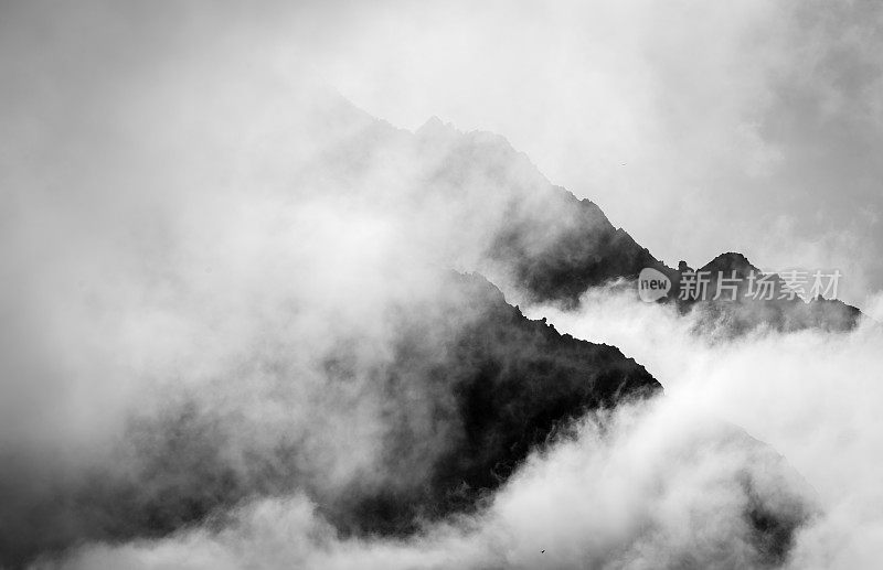 暴风雨山剪影背景