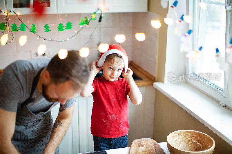 父亲和儿子在为圣诞节做饼干
