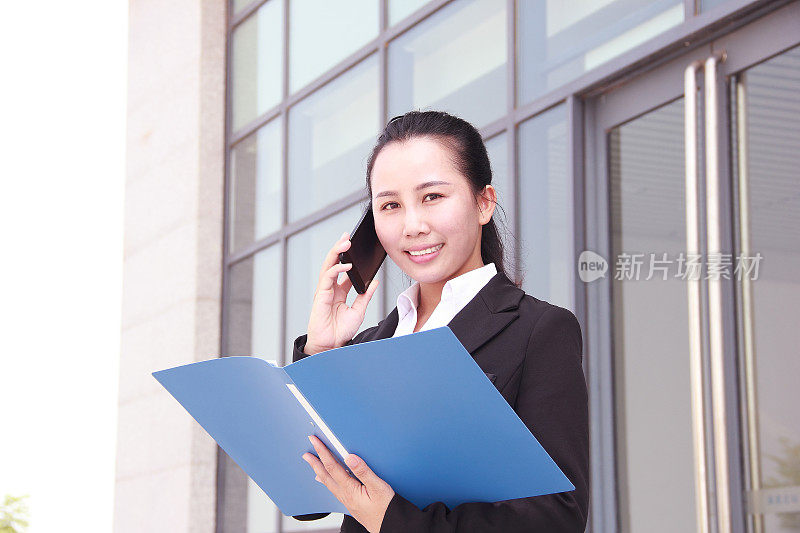 亚洲女商人在电话里