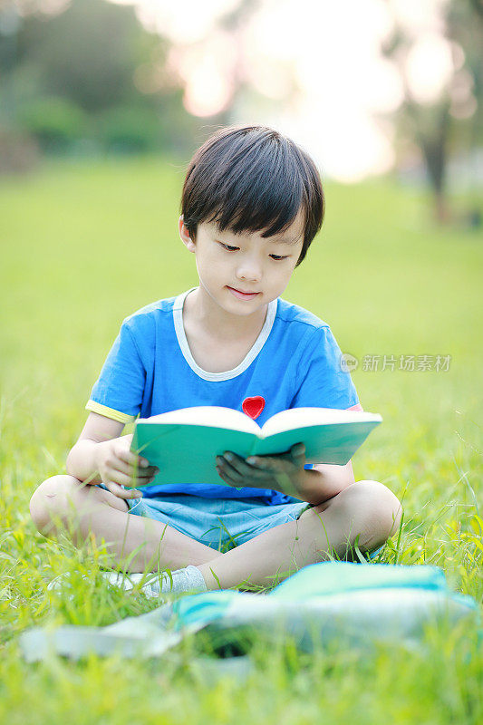 小男孩去上学