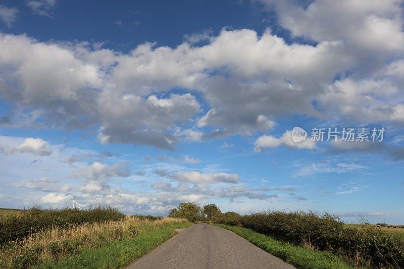 宽阔的马路上，蓝天上白云飘飘