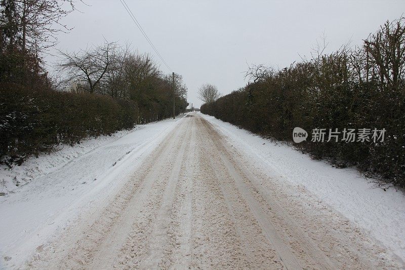 泥泞的冰雪覆盖着乡村道路