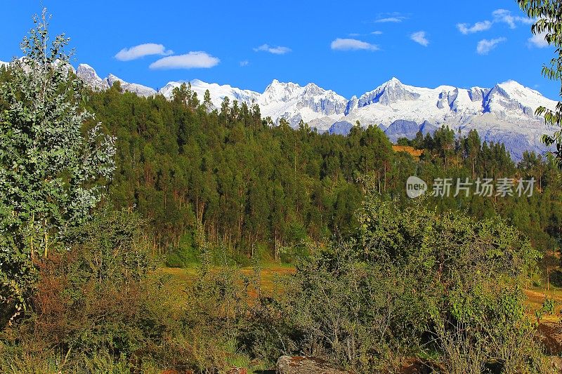 白雪皑皑的山脉和绿色山谷-科迪勒拉布兰卡-秘鲁瓦拉兹