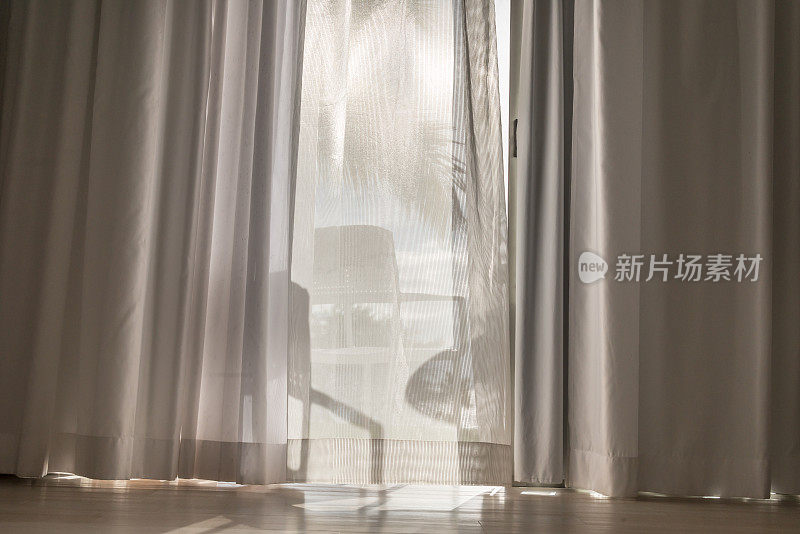 在阳光下底部的窗帘-带有阴影和光的抽象视图