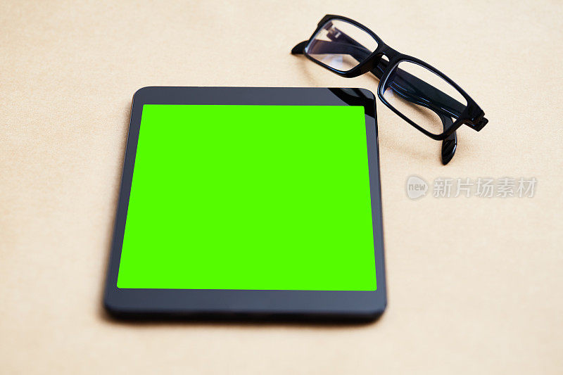 现代黑色平板电脑，绿色屏幕，色度键显示和老花镜