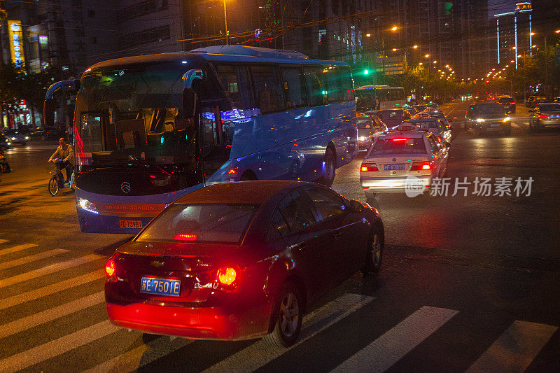 中国上海市中心夜间的交通状况