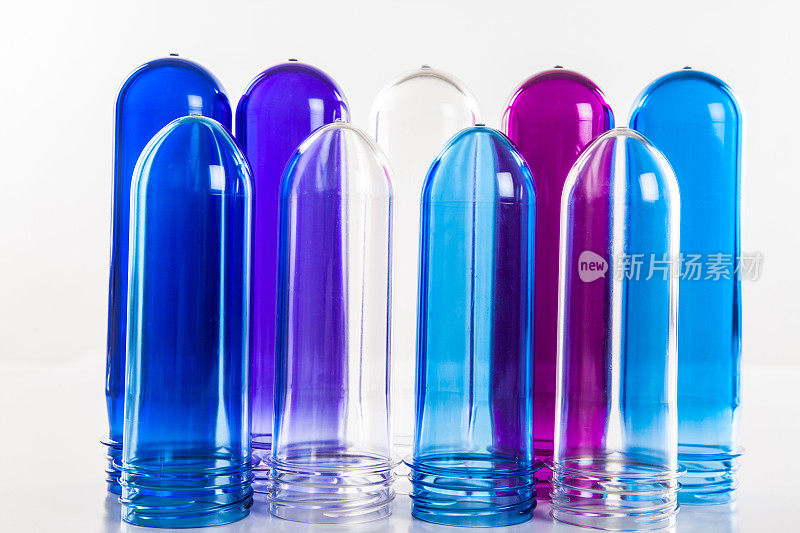 各种类型的塑料瓶产品和预制材料与白色背景