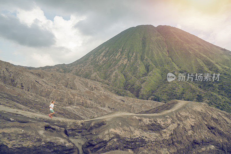 女人在火山景观上跑步