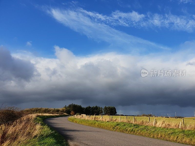 乌云笼罩在乡村开阔的道路上