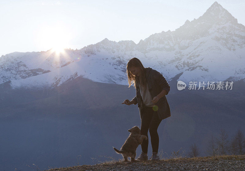 女人在山里和狗交朋友