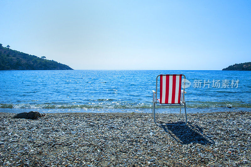 海滩上的红白条纹日光浴床