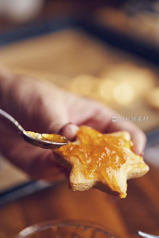 在家庭厨房准备圣诞饼干