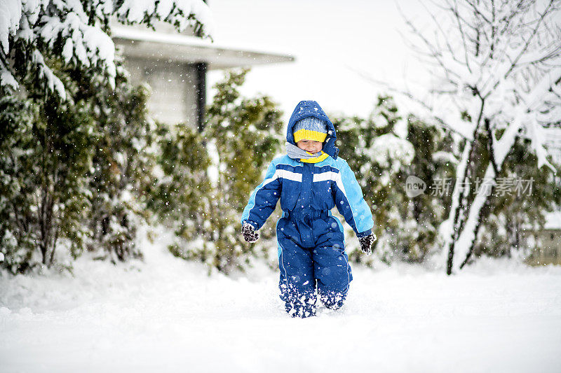 大雪过后，小男孩在享受雪