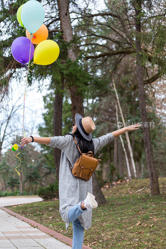 让我们自由和快乐