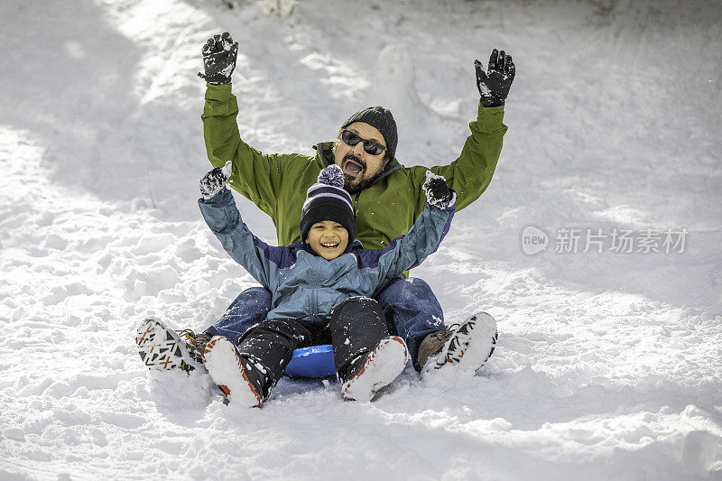 父子雪橇冬季仙境