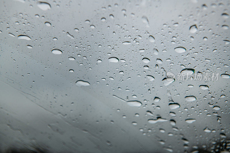 雨天有街景的汽车挡风玻璃