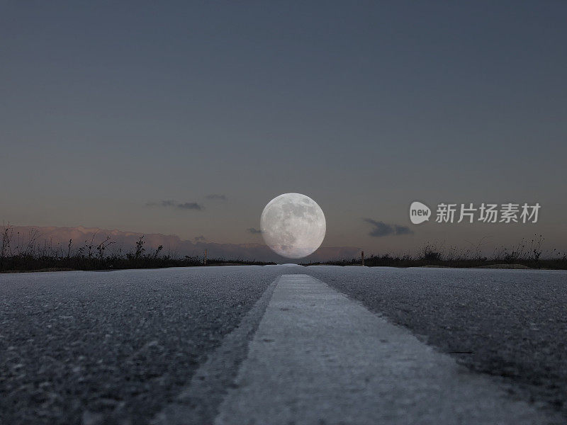 满月与道路