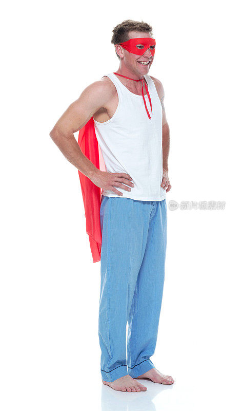穿着睡衣和超级英雄披风的男人