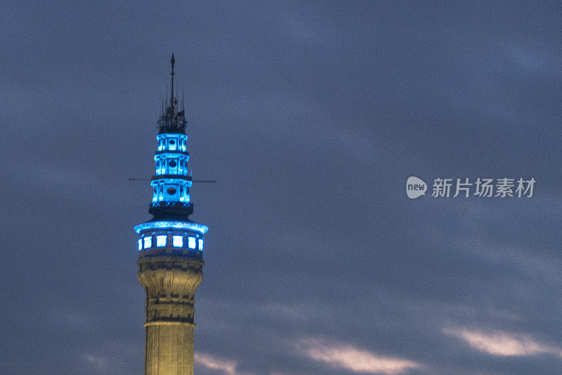 夜晚有天空的尖塔