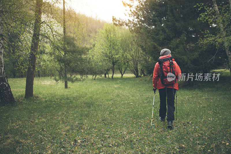 徒步旅行者在冒险