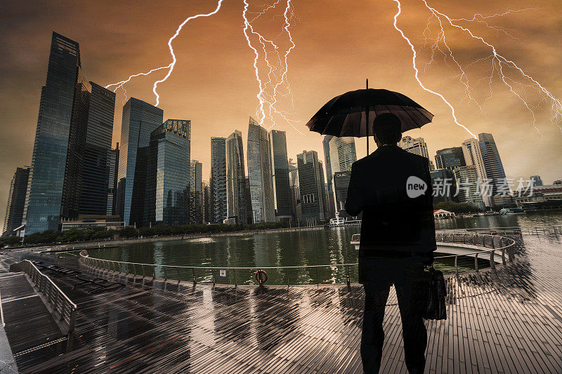 带着雨伞的商人在城市上空寻找风暴