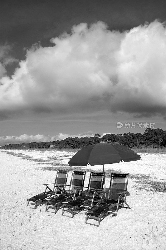 大西洋上的沙滩伞和椅子用黑白照片拍摄