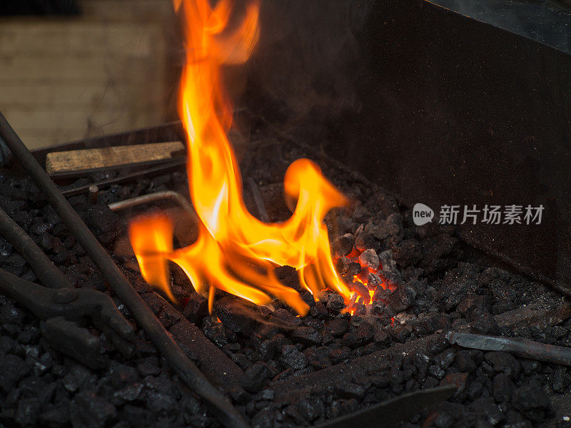 煤在熔炉或铁匠铺里燃烧