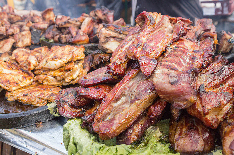 有大量肉类的户外市场摊位