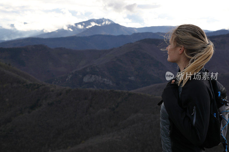 女徒步旅行者在山顶休息