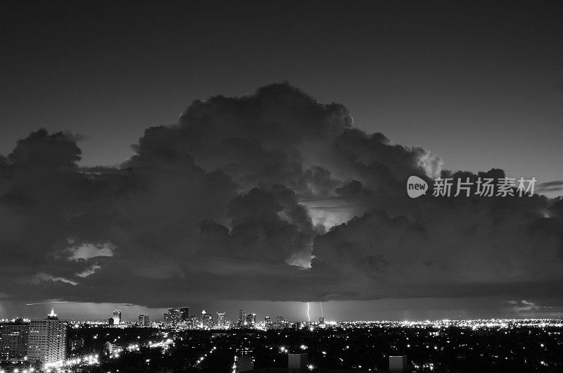 佛罗里达州劳德代尔堡市上空出现严重的大雷暴，黑白照片