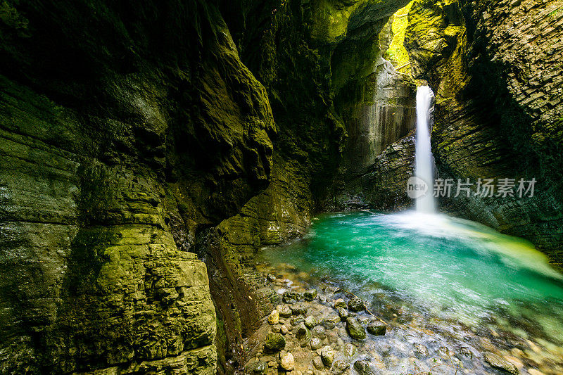 令人惊叹的科兹亚克瀑布隐藏在斯洛文尼亚科巴里德附近的朱利安阿尔卑斯山峡谷