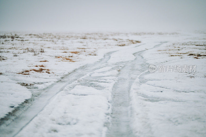 冰雪覆盖的道路，冰岛在二月的冬天