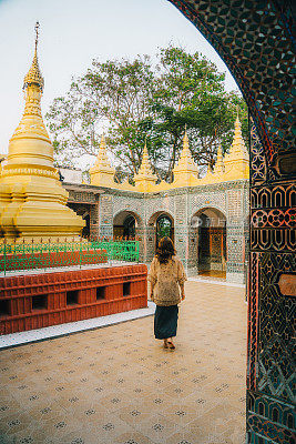 曼德勒的玛哈慕尼佛寺，日落时分