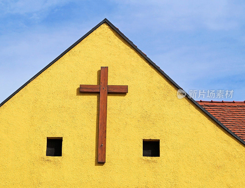 教堂墙上的木制十字架