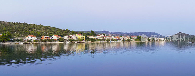 克罗地亚达尔马提亚海岸小镇罗戈兹尼察附近的避暑别墅全景图。