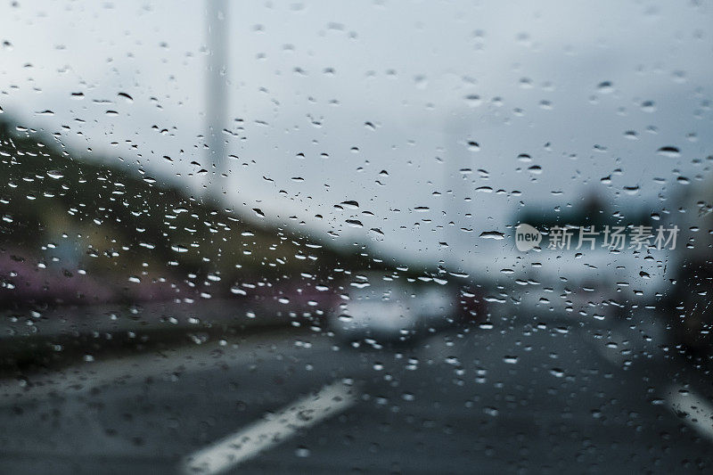 雨点落在挡风玻璃上