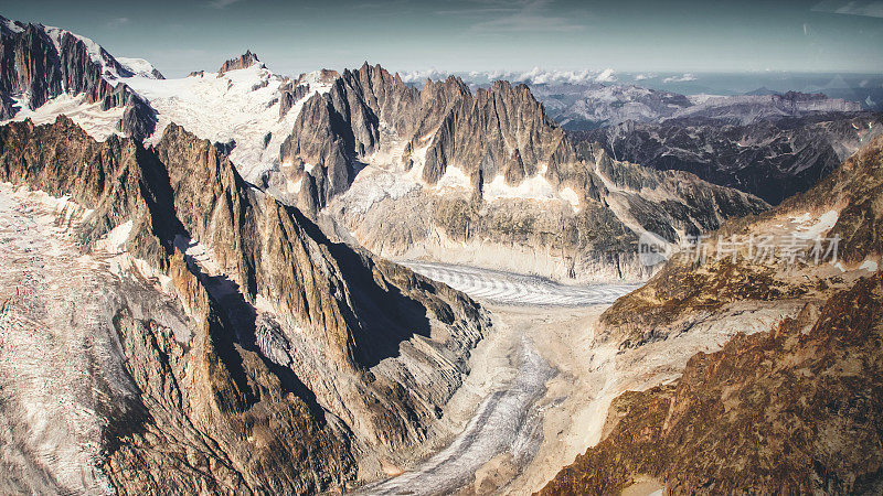 美丽的风景鸟瞰老冰川从勃朗峰在法国阿尔卑斯山脉日落