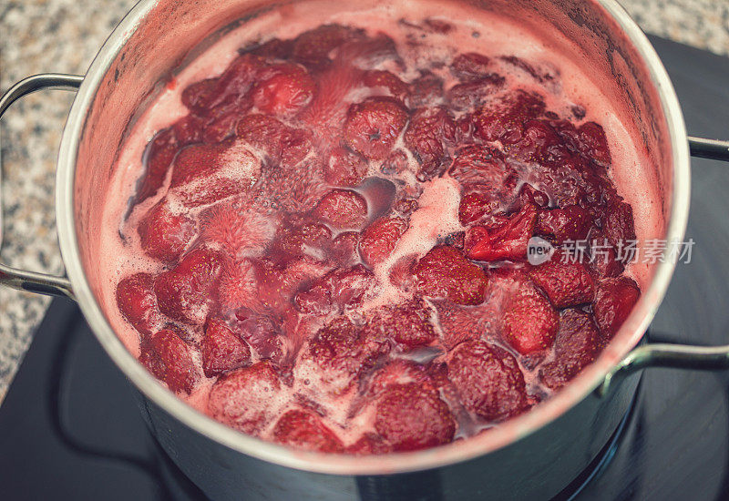 准备自制草莓酱