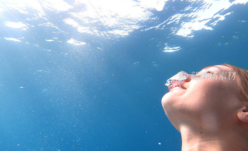 女人在清澈的地中海水域游泳