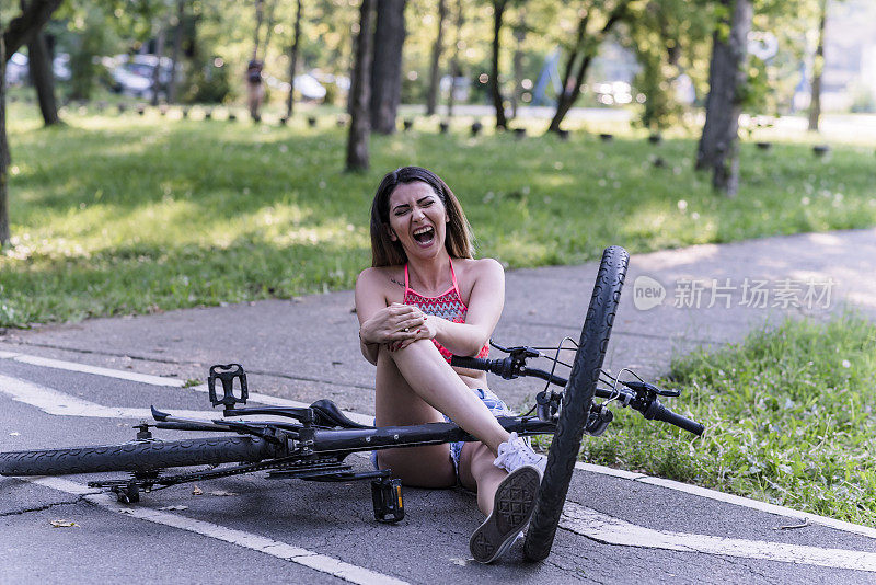 年轻女性骑自行车遭遇意外