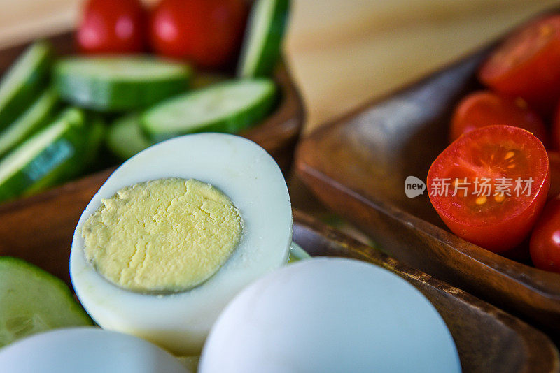 素食早餐，煮鸡蛋和新鲜蔬菜-黄瓜，西红柿