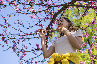 在室外使用哮喘吸入器的妇女