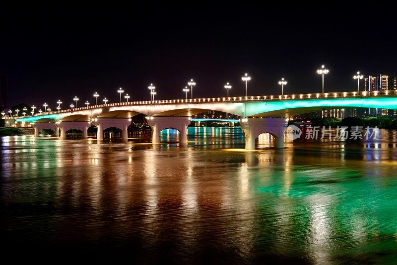 长曝光的桥梁在中国广西南宁市晚上。