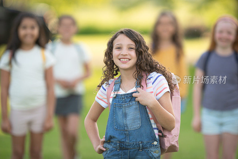 回到学校:一个白人女孩的肖像在外面