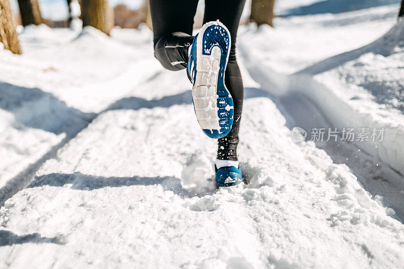 在雪地上奔跑